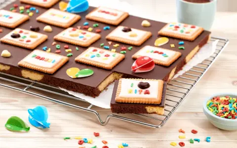 Bunte Kekse mit Namen, ideal zum Backen mit Kindern im Kindergarten. Ein süßer Spaß für kleine Bäcker!