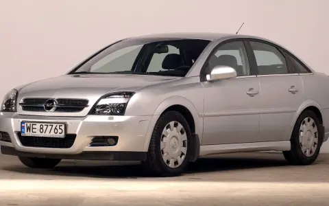 Srebrny Opel Vectra C GTS z polskimi tablicami WE 87765, zaparkowany na betonowym podłożu.