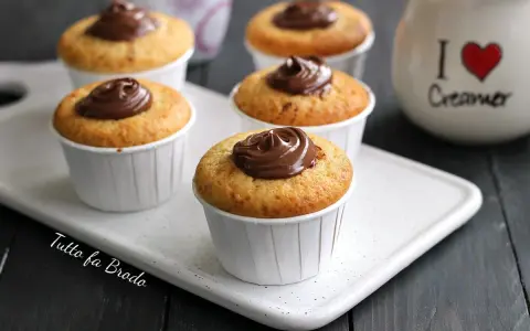 Muffin alla Nutella, soffici e golosi, pronti per essere gustati. Un dolce che conquista al primo assaggio.