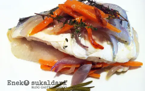 Lubina en papillote con zanahoria y cebolla morada, hierbas aromáticas y un toque de romero.