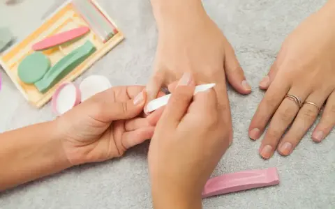 Manicure japoński wady: naturalne paznokcie, delikatne polerowanie, narzędzia do pielęgnacji.
