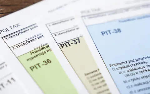 Zbliżenie na polskie formularze podatkowe PIT-36, PIT-37 i PIT-38.