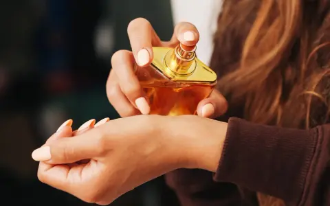 Perfumy na cały dzień? Poznaj sekrety trwałości i aplikacji