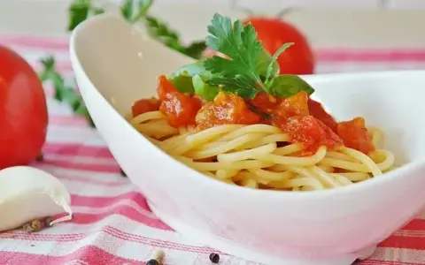 Sosy do spaghetti w Biedronce – poznaj smaki i ceny, które zaskoczą