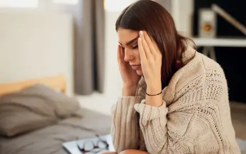 Ból głowy objawy: jak rozpoznać groźne symptomy i przyczyny