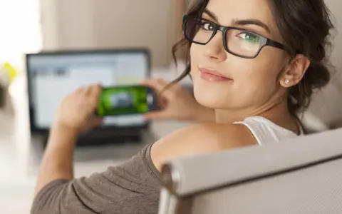 Czy telefon psuje wzrok? Jak chronić oczy przed ekranem?