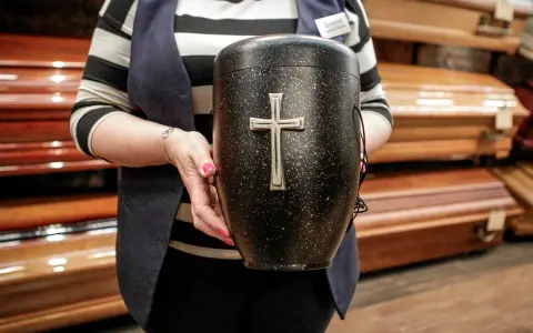 Kremacja kości: Co naprawdę trafia do urny?