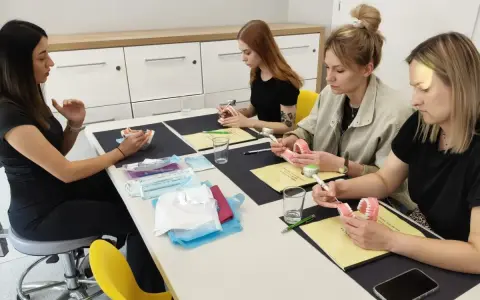 Uczestniczki kursu online dla higienistek stomatologicznych ćwiczą na modelach szczęk.
