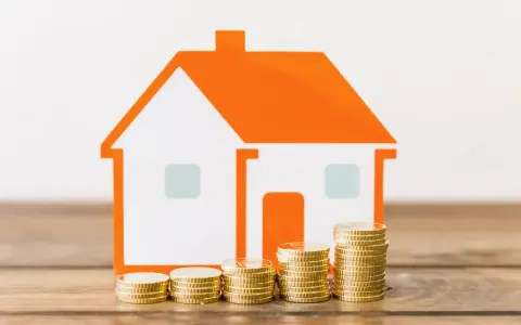Casa naranja con pilas de monedas, ¡un buen augurio para las tecnocasa agencia inmobiliaria reseñas!