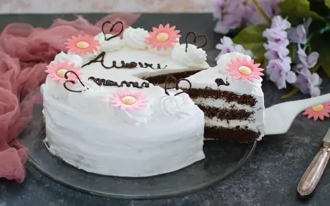 Torta decorata con fiori rosa e scritte in cioccolato, perfetta per la torta festa della mamma. Un dolce per celebrare con amore.