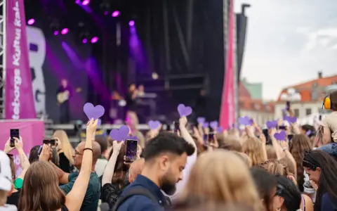 Publik med lila hjärtan och mobiler fångar en konsertupplevelse under ett av Göteborgs evenemang.