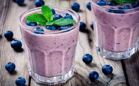 Pyszne smoothie z jagodami, idealne na dietę płynną. Przepisy na zdrowe napoje znajdziesz w sieci.