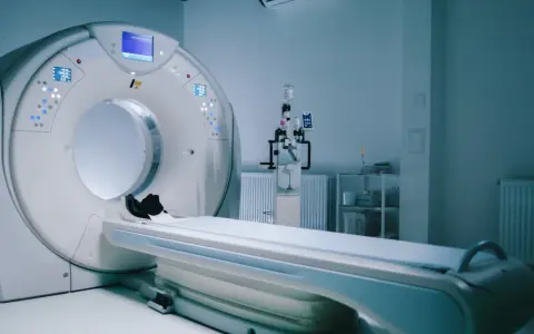 Nowoczesny rezonans magnetyczny. Podwyższony sygnał w rezonansie magnetycznym może oznaczać różne rzeczy, np. obecność kontrastu lub zmianę tkanki.
