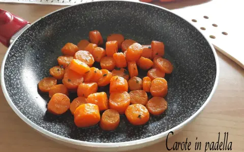 Carote in padella, tagliate a rondelle e cotte al punto giusto, con erbe aromatiche.