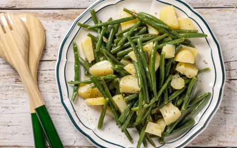 Insalata di patate lesse e fagiolini verdi, un'idea fresca e leggera per un contorno gustoso.