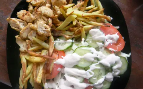 Kebab z frytkami: 800-1600 kcal? Jak jeść i nie żałować.