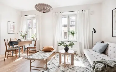 Salones con alfombras acogedoras, un sofá, banco, mesa de comedor y luz natural inundan este espacio.