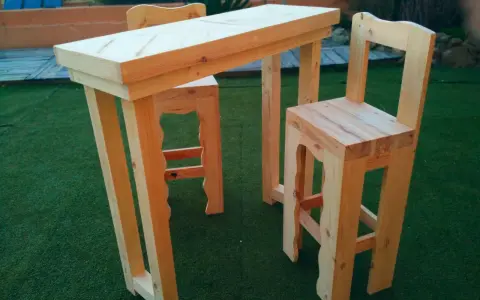 Mesa alta y taburetes hechos con palets. Un proyecto DIY para hacer mesa alta con palets, ideal para exteriores.