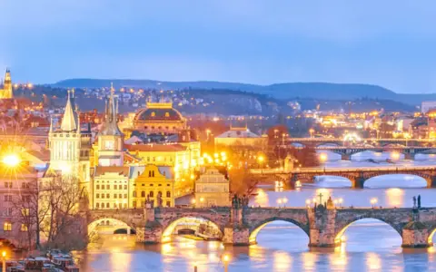 Prag bei Nacht: beleuchtete Brücken, Türme und die Moldau. Ein perfekter Ort, um zu entdecken, was man in Prag machen kann.
