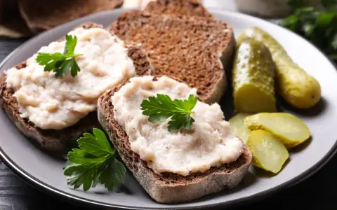 Domowy smalec przepis babci na ciemnym chlebie, z ogórkami kiszonymi i natką pietruszki. Smak dzieciństwa!