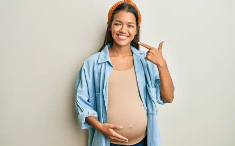 Ból zęba w ciąży: Jak bezpiecznie ulżyć sobie i dziecku?