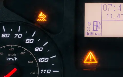 Warnleuchte im Auto zeigt niedrigen AdBlue-Stand an. Zeit für eine Nachfüllung, bevor das Fahrzeug nicht mehr fährt.