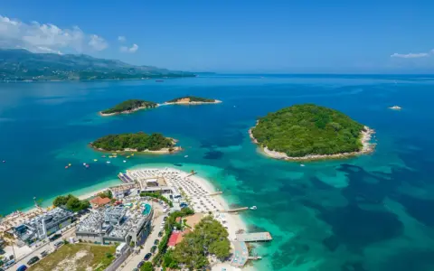 Albania gdzie na wakacje? Rajskie wyspy Ksamilu z turkusową wodą i piaszczystymi plażami, idealne miejsce na relaks.