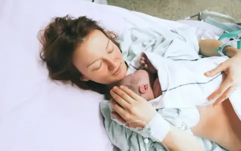 Mama tuli dziecko na rękach, szczęśliwa po 39 tygodniu ciąży.