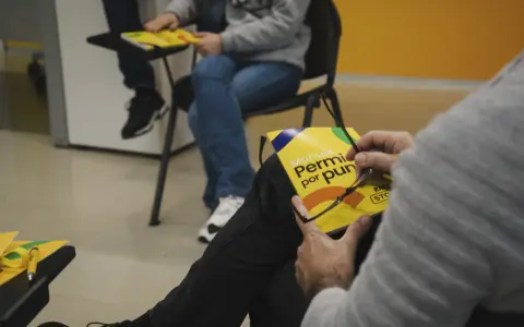 Persona revisa manual "Permiso por puntos" para recuperar puntos carnet online.