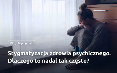 Smutna kobieta siedzi przy oknie. Stygmatyzacja zdrowia psychicznego to wciąż problem.