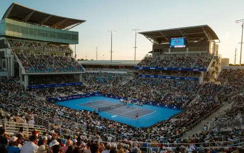 Un partido de tenis en el torneo de Cincinnati, con gradas llenas de espectadores bajo un cielo despejado.