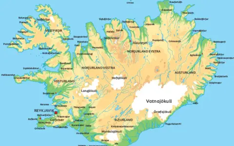 Mapa Islandii z zaznaczonymi miastami jak Reykjavík. Czy na Islandię trzeba mieć paszport? Tak, dla większości podróżnych.