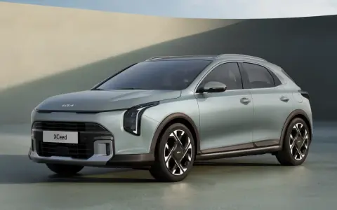 Nowy Kia Xceed 2023 w kolorze miętowym prezentuje się nowocześnie z charakterystycznymi światłami LED i stylowymi felgami.