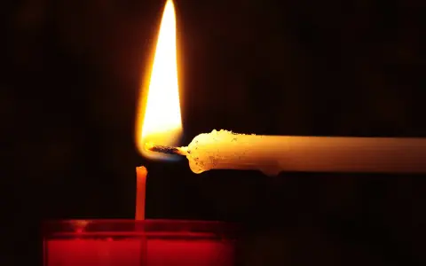 Eine Kerze wird entzündet, ein Licht für die Erinnerung zum Totensonntag.