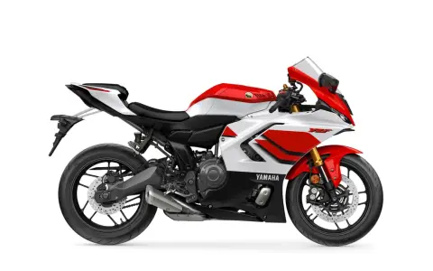 Sportowy motocykl Yamaha R7 w biało-czerwonej kolorystyce. Szczegółowe yamaha r7 dane techniczne dostępne online.