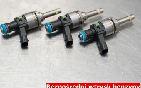 Trzy wtryskiwacze do silnika GDI. To kluczowe elementy układu wtrysku bezpośredniego benzyny, zapewniające precyzyjne dawkowanie paliwa.