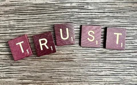 Litery układają się w słowo "TRUST". Kiedy pojawia się kłamstwo w związku, zaufanie znika.