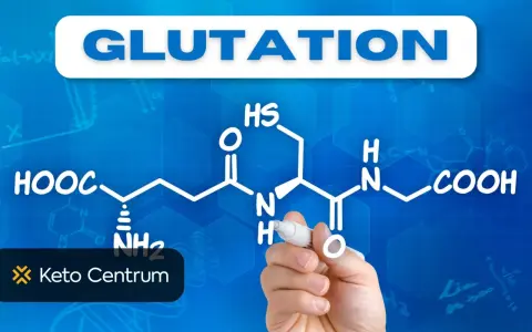 Struktura chemiczna glutationu na niebieskim tle z napisem "Glutation" i ręką piszącą wzór.