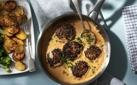 Stekta pannbiffar i krämig sås, serverade med krispiga potatisskivor och broccoli. Ett klassiskt pannbiff recept som passar alla.