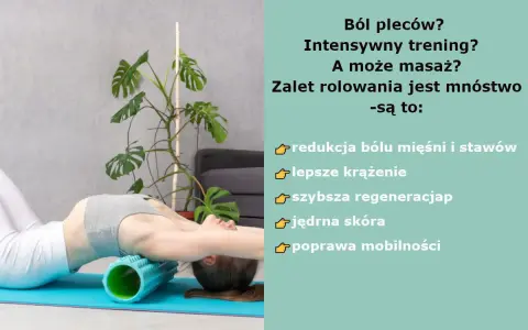 Kobieta wykonuje rolowanie kręgosłupa lędźwiowego na wałku. Ćwiczenie to przynosi ulgę w bólu, poprawia krążenie i regenerację.