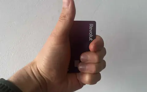 Kciuk w górę z kartą Revolut. Nawet jeśli komornik z Aion Banku zapuka, Revolut pomoże.