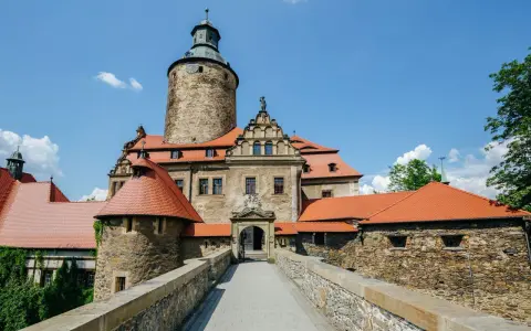 Kamienny most prowadzi do imponującego zamku Czocha. Wiele osób chwali go w swoich opiniach za piękno i historię.