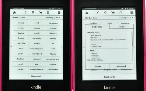 Dwa czytniki Kindle z różowymi ramkami. Na ekranach widoczne są listy słówek i definicje, pokazujące funkcjonalność nauki słówek, idealne do nauki języków obcych na Kindlu.