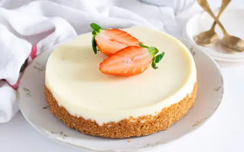 Deliciosa tarta de cuajada con base crujiente y fresas frescas. Perfecta para cualquier ocasión.