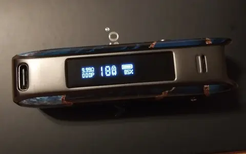 Vaporesso Luxe PM40 con pantalla mostrando 18W y 85% de batería. Diseño con detalles azules y marrones.