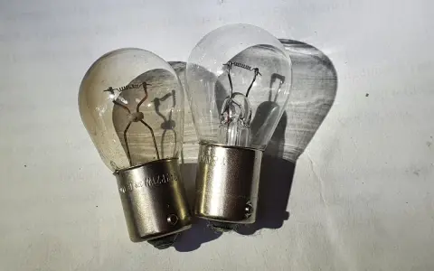 Zwei Glühbirnen, eine davon vergilbt. Wenn das bremslicht ihres fahrzeugs funktioniert nicht, kann die ursache eine defekte Glühbirne sein.