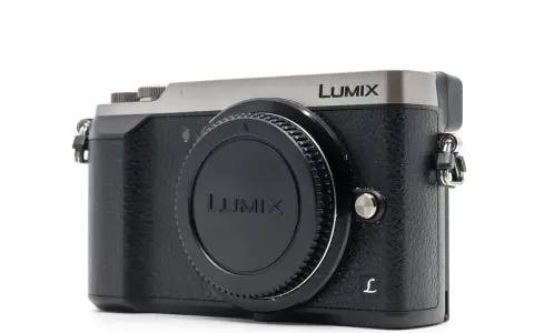 Appareil photo Lumix GX9, prêt pour un test. Son design compact et sa finition texturée en font un objet attrayant.