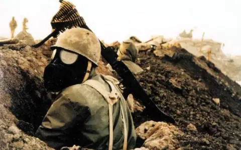 Soldado con máscara de gas en una trinchera, listo para el combate en la guerra Irán-Irak 1980.
