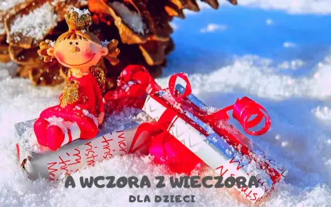 Figurka aniołka siedzi na prezentach w śniegu. A wczora z wieczora, czas na świąteczne niespodzianki dla dzieci.