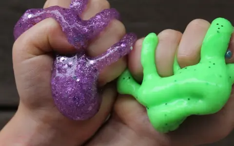 Jak usunąć plamy ze slime'a? Skuteczne domowe sposoby